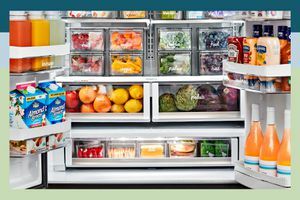 Organisierter Kühlschrank mit Produkten, Eiern und Gewürzen