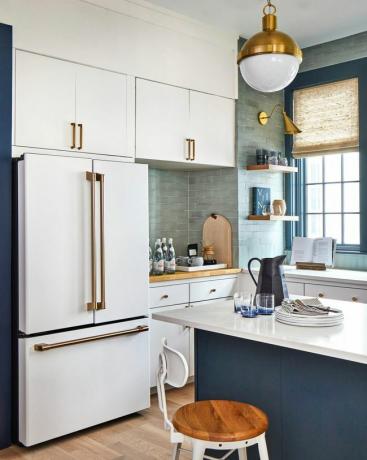 Real Simple Home 2022 mit Kühlschrank und kontrastreicher blauer Farbe